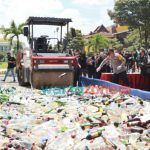 Foto: Polda Jatim bersama BNNP melakukan pemusnahan barang bukti Narkoba dan Miras di depan parkir PJR Mapolda.