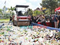 Foto: Polda Jatim bersama BNNP melakukan pemusnahan barang bukti Narkoba dan Miras di depan parkir PJR Mapolda.