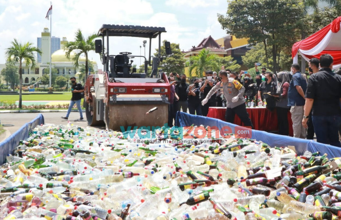 Foto: Polda Jatim bersama BNNP melakukan pemusnahan barang bukti Narkoba dan Miras di depan parkir PJR Mapolda.