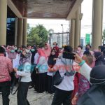 Caption: Sejumlah perwakilan tenaga kesehatan dan non kesehatan se-Kabupaten Jember saat mendatangi gedung DPRD Jember, Rabu (22/12/2021).