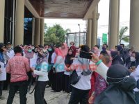 Caption: Sejumlah perwakilan tenaga kesehatan dan non kesehatan se-Kabupaten Jember saat mendatangi gedung DPRD Jember, Rabu (22/12/2021).
