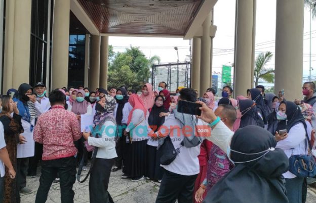 Para Tenaga Magang Kesehatan Jember Mendadak Datangi Wakil Rakyat