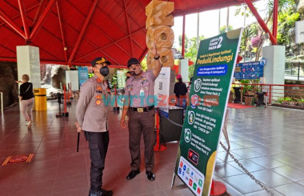 Foto: Kapolres Batu AKBP I Nyoman Yogi Hermawan meninjau penerapan Protokol Kesehatan tempat Wisata.