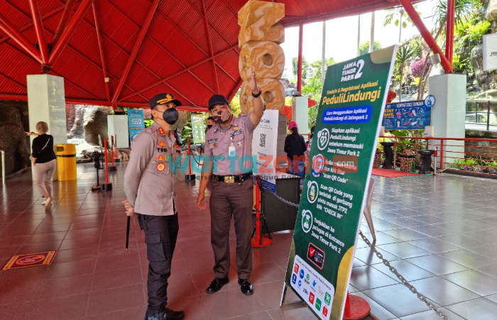 Foto: Kapolres Batu AKBP I Nyoman Yogi Hermawan meninjau penerapan Protokol Kesehatan tempat Wisata.
