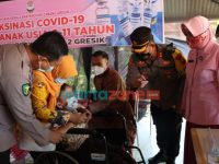 Foto: Polres Gresik menggelar vaksinasi murid berkebutuhan khusus di Sekolah Luar Biasa (SLB) Kemala Bhayangkari.