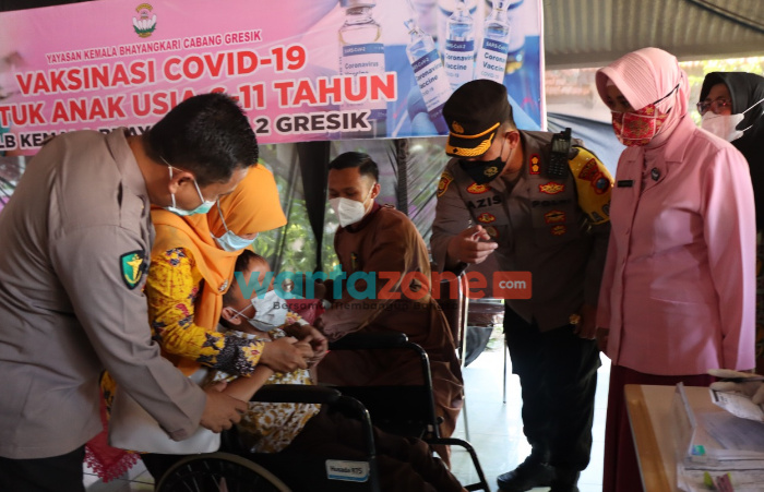 Foto: Polres Gresik menggelar vaksinasi murid berkebutuhan khusus di Sekolah Luar Biasa (SLB) Kemala Bhayangkari.