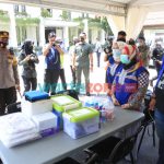 Foto: Irwasum Polri Komjen Pol Agung Budi Maryoto melakukan pengecekan prokes dan pengamanan di tempat ibadah umat nasrani dan stasiun di Kota Surabaya.