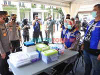Foto: Irwasum Polri Komjen Pol Agung Budi Maryoto melakukan pengecekan prokes dan pengamanan di tempat ibadah umat nasrani dan stasiun di Kota Surabaya.