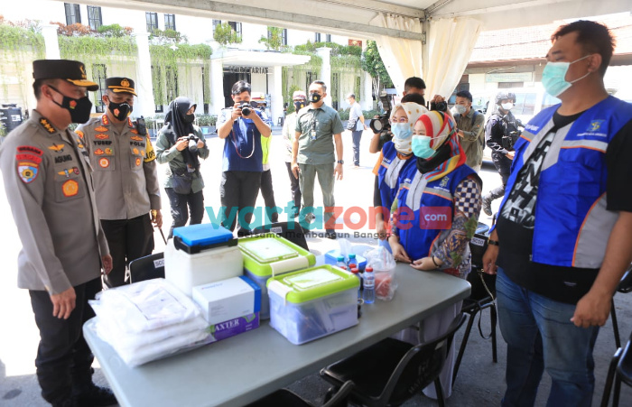 Foto: Irwasum Polri Komjen Pol Agung Budi Maryoto melakukan pengecekan prokes dan pengamanan di tempat ibadah umat nasrani dan stasiun di Kota Surabaya.