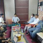 Foto: Sejumlah Aktivis Masprodem dan Perwakilan Anggota DPRD Jember saat berada di ruang Gedung Parlemen DPRD Jember.