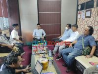 Foto: Sejumlah Aktivis Masprodem dan Perwakilan Anggota DPRD Jember saat berada di ruang Gedung Parlemen DPRD Jember.