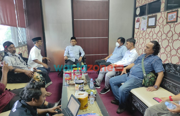 Foto: Sejumlah Aktivis Masprodem dan Perwakilan Anggota DPRD Jember saat berada di ruang Gedung Parlemen DPRD Jember.