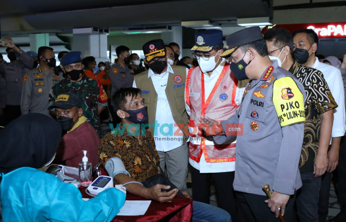 Foto: Kapolri Jenderal Listyo Sigit Prabowo, meninjau penegakan prokes terhadap Pelaku Perjalanan Internasional (PPI) yang masuk melalui Bandar Udara Soekarno-Hatta (Soetta), Tangerang.