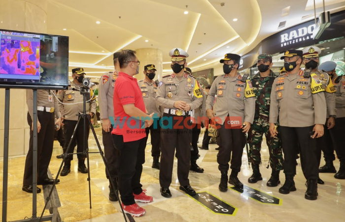 Foto: Rombongan pejabat kepolisian memastikan perayaan Natal di Mall TP berlangsung dengan tertib dan menerapkan protokol kesehatan.