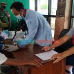 Foto: PMI dan Dinkes Jember saat menggelar kegiatan vaksinasi Covid-19 di Terminal Tawangalun Kecamatan Rambipuji, Sabtu (25/12/2021).