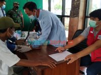 Foto: PMI dan Dinkes Jember saat menggelar kegiatan vaksinasi Covid-19 di Terminal Tawangalun Kecamatan Rambipuji, Sabtu (25/12/2021).