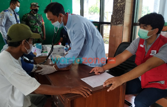Foto: PMI dan Dinkes Jember saat menggelar kegiatan vaksinasi Covid-19 di Terminal Tawangalun Kecamatan Rambipuji, Sabtu (25/12/2021).