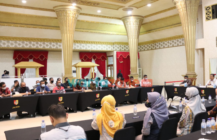 Foto: Rapat Koordinasi bersama dengan Pokja dalam rangka persiapan pelaksanaan pekerjaan anggaran tahun 2022, di Aula Pendapa Wahyawibawagraha.