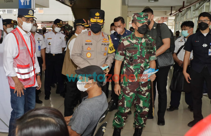 Foto: Menteri Pehubungan (Menhub) RI bersama Kakorlantas Polri melakukan pengecekan pelaksanaan protokol kesehatan di sejumlah titik strategis di Surabaya.