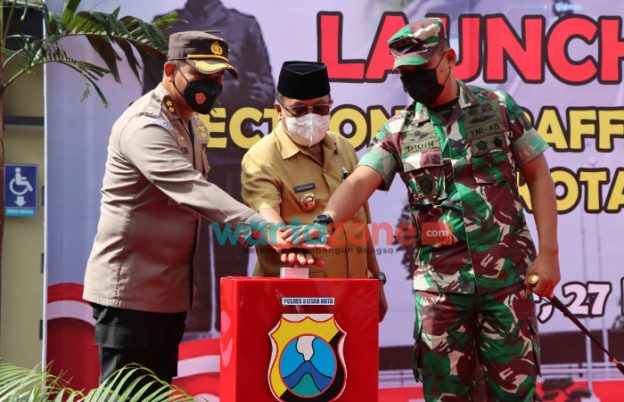 Foto: Forkopimda Blitar Kota resmi menerapkan sistem ETLE (electronic traffic law enforcement) di tiga titik jalan wilayah Kota Blitar.