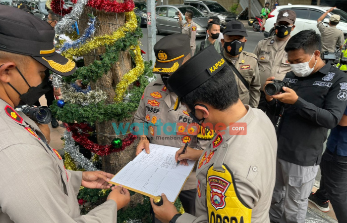 Foto: Kapolda Jawa Timur Irjen Pol Nico Afinta bersama Kapolrestabes Surabaya melakukan pengecekan pengamanan tahun baru 2022.