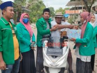 Foto: PAC GP Ansor bersama PAC Fatayat NU Pulau Giliraja, Kecamatan Giligenting, saat menggelar penggalangan dana untuk membantu korban terdampak erupsi Gunung Semeru.