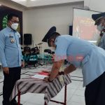 Caption: Penandatangan Serah terima Jabatan Kepala Lembaga Pemasyarakatan kelas II A Jember, dari Sarwito (Plt) kepada Hasan Basri (Definitif), di Aula Lapas Kelas II A Jember.