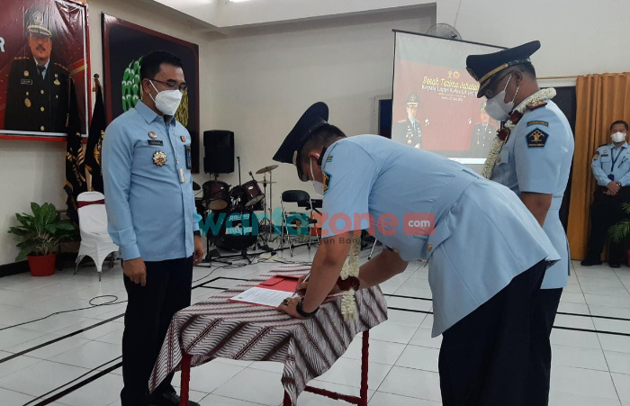 Caption: Penandatangan Serah terima Jabatan Kepala Lembaga Pemasyarakatan kelas II A Jember, dari Sarwito (Plt) kepada Hasan Basri (Definitif), di Aula Lapas Kelas II A Jember.