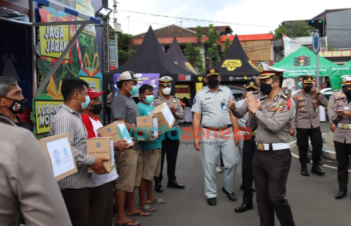 Foto: Pamatwil Korlantas Mabes Polri melaksanakan peninjauan Pos Pelayanan Alun-alun Kota Wisata Batu terkait penerapan Protokol Kesehatan di Jalan Gajah Mada Batu.