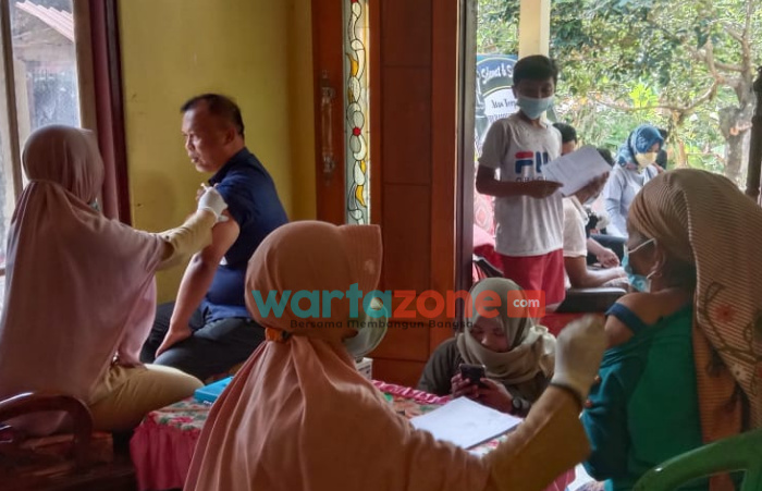 Foto: DPD PAN Jember menggelar vaksinasi massal untuk masyarakat pedesaan di Dusun Mojan, Desa Klungkung, Kecamatan Sukorambi.