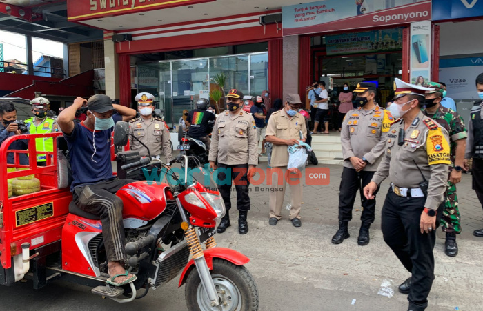 Foto: Polres Probolinggo menggalakkan operasi yustisi bagi pengendara yang kedapatan melanggar protokol kesehatan dan langsung diberi sanksi teguran.