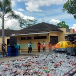 Foto: Pemusnahan ribuan miras, narkoba dan obat-obatan terlarang, di halaman Polsek Pakusari, Selasa (28/12/2021).
