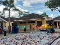 Foto: Pemusnahan ribuan miras, narkoba dan obat-obatan terlarang, di halaman Polsek Pakusari, Selasa (28/12/2021).