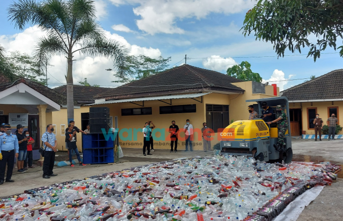 Foto: Pemusnahan ribuan miras, narkoba dan obat-obatan terlarang, di halaman Polsek Pakusari, Selasa (28/12/2021).