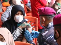 Foto: Kapolda Jatim melaksanakan vaksinasi 20 tahun bakti untuk negeri Akabri 2001, di Bhumi Marinir Karang Pilang, Surabaya.