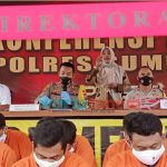 Foto: Kapolres Sumenep, AKBP Rahman Wijaya, saat menggelar konferensi pers ungkap kasus akhir tahun 2021. (Panji Agira for wartazone.com)