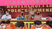 Foto: Kapolres Sumenep, AKBP Rahman Wijaya, saat menggelar konferensi pers ungkap kasus akhir tahun 2021. (Panji Agira for wartazone.com)