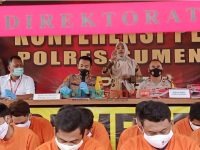 Foto: Kapolres Sumenep, AKBP Rahman Wijaya, saat menggelar konferensi pers ungkap kasus akhir tahun 2021. (Panji Agira for wartazone.com)