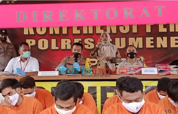 Foto: Kapolres Sumenep, AKBP Rahman Wijaya, saat menggelar konferensi pers ungkap kasus akhir tahun 2021. (Panji Agira for wartazone.com)