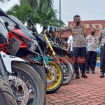 Foto: Kapolres Sumenep, AKBP Rahman Wijaya didampingi Kasatlantas Lamuji, saat menunjukkan sejumlah kendaraan berknalpot brong hasil sitaan operasi Lilin Semeru 2021.