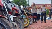 Foto: Kapolres Sumenep, AKBP Rahman Wijaya didampingi Kasatlantas Lamuji, saat menunjukkan sejumlah kendaraan berknalpot brong hasil sitaan operasi Lilin Semeru 2021.