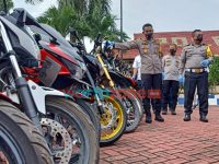 Foto: Kapolres Sumenep, AKBP Rahman Wijaya didampingi Kasatlantas Lamuji, saat menunjukkan sejumlah kendaraan berknalpot brong hasil sitaan operasi Lilin Semeru 2021.