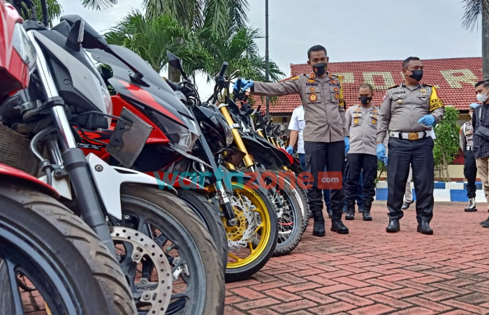 Foto: Kapolres Sumenep, AKBP Rahman Wijaya didampingi Kasatlantas Lamuji, saat menunjukkan sejumlah kendaraan berknalpot brong hasil sitaan operasi Lilin Semeru 2021.