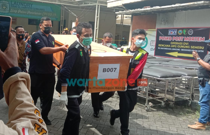 Foto: Tim DVI Polda Jatim kembali mengungkap identitas para korban, Terdapat 5 jenazah korban erupsi Gunung Semeru yang telah teridentifikasi dan diserahkan ke pihak keluarga.