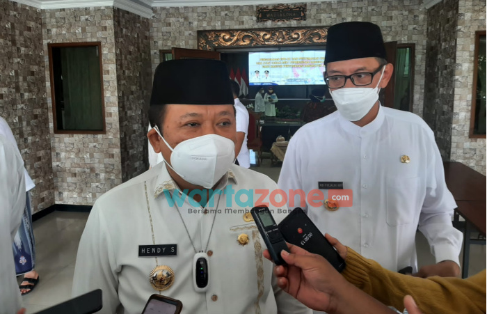 Foto: Bupati Jember Hendy siswanto saat dikonfirmasi sejumlah wartawan, Rabu (29/12/2021).
