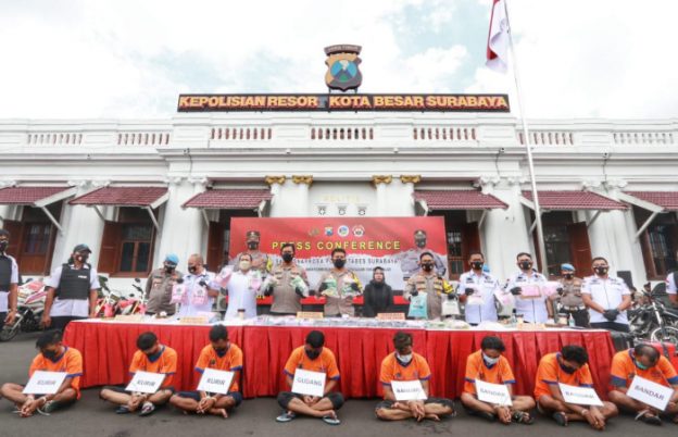 Foto: Kapolda Jatim Irjen Pol Nico Afinta dan Kapolrestabes Surabaya Kombes Pol Akhmad Yusep Gunawan menggelar konferensi pers ungkap kasus Peredaran Narkotika di Jawa Timur.