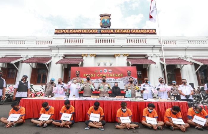 Foto: Kapolda Jatim Irjen Pol Nico Afinta dan Kapolrestabes Surabaya Kombes Pol Akhmad Yusep Gunawan menggelar konferensi pers ungkap kasus Peredaran Narkotika di Jawa Timur.