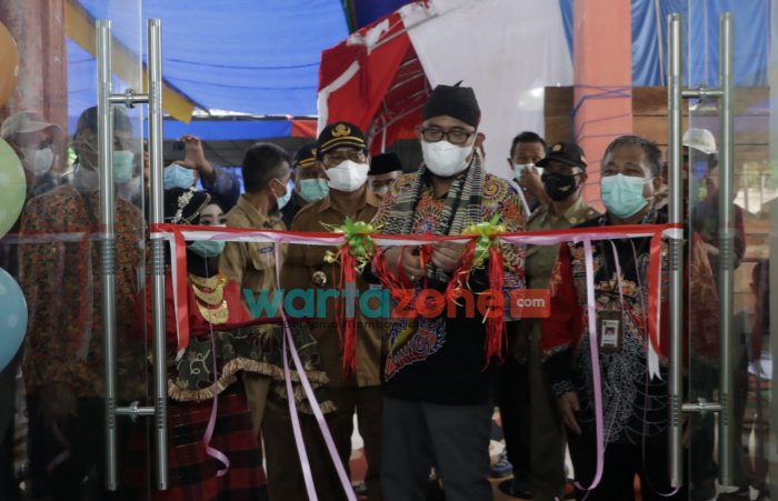Foto: Bupati Sumenep, Achmad Fauzi saat meresmikan Puskesmas pembantu baru di Pangerungan Besar Kecamatan Sapeken.