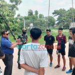 Foto: Kades Banbaru, Zainal Abidin bersama Babinsa setempat, menyambangi para pemuda di lapangan bola voli untuk diberi edukasi vaksin.