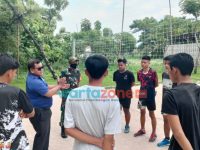 Foto: Kades Banbaru, Zainal Abidin bersama Babinsa setempat, menyambangi para pemuda di lapangan bola voli untuk diberi edukasi vaksin.
